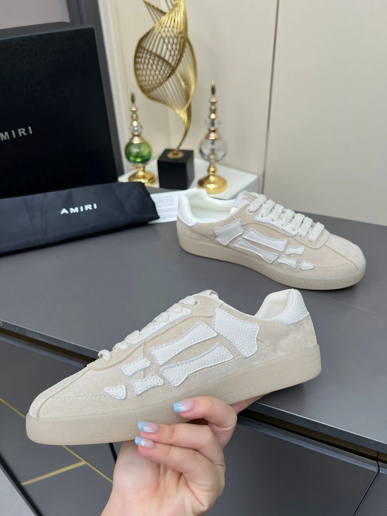 Men's Men's Shoes 💰580 Bone Shoes · AMIRI Skel-Top AMIRI 🔥 launches a new "ThePacific" series of low-top casual sports moral training shoes in the early spring of 2025. This iconic shoe covers men's and women's shoes, drawing inspiration from the brand's classic sports style and elegantly integrating West Coast style. "The Pacific" contrasting five-pointed star series is rooted in Amiri's unique California genes, showing the freedom and leisure atmosphere of the West Coast. This series launches two styles that incorporate the brand's iconic elements: the leather version is made of pure white leather with a same-color sole, and is embellished with star patterns on the side of the shoe, just like the bright starry sky of California. The black and ocean blue colors are shared by men and women, and there is also a red star model exclusive for men and a light pink star model exclusive for women. The suede model is decorated with the brand's classic bone pattern on the side of the shoe. The rubber sole and suede fabric complement each other. The color scheme covers black, chocolate and sand, and is suitable for both men and women. Made of imported cowhide and decorated with bone pieces on the sides of the upper, it is novel and unique and has a good three-dimensional effect! High-density breathable mesh lining + original molded TPU outsole 🙏 Recommended by celebrities, bloggers and internet celebrities, 🚵🏻 an indispensable item for shopping, partying and traveling. One of the most unmissable sneakers in 2025 ✦Color: 10 colors available ✦Size: Women’s size 35--40 ✦Size: Men’s size 39--45